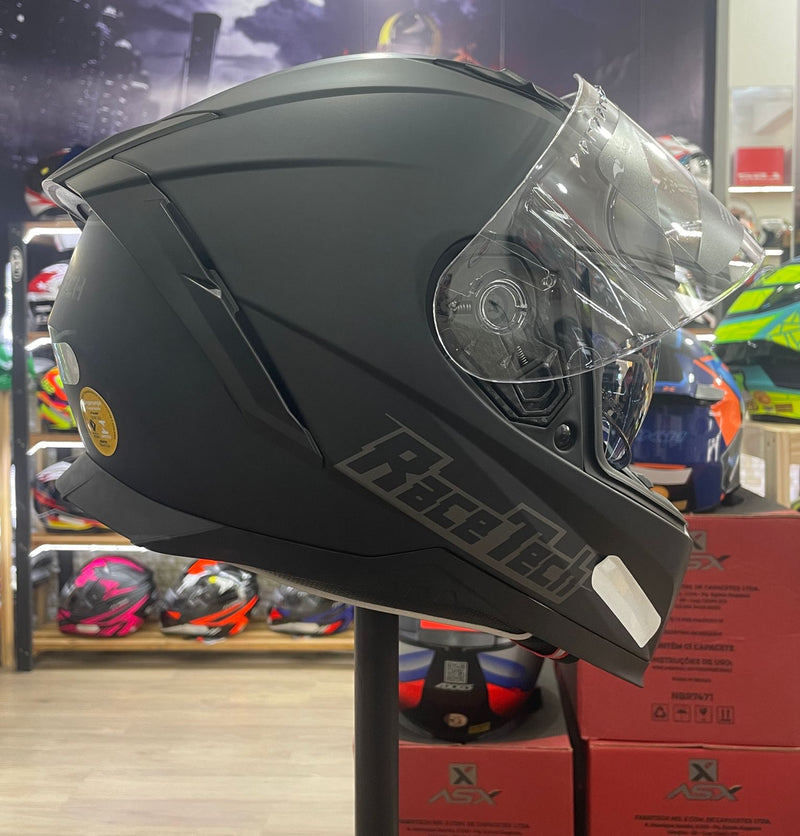 Capacete Race Tech, com óculos interno